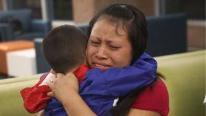 Separación de familias en la frontera de EE.UU. y México: el gobierno de Donald Trump dice que más de 1.800 menores están ya con sus padres