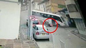 Por un segundo, hombre se salva de quedar debajo de un bus