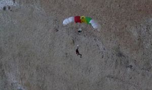 (Video) Paracaidista pierde el control en el aire y termina chocando contra un muro