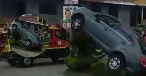 (VIDEO) Por ir de 'rápidos y furiosos' en su vehículo terminaron contra un poste de luz