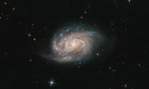 Telescópio Hubble da NASA capta impressionante registro de galáxia distante