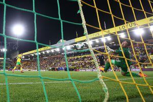 Marcelino se volvió loco: picotón y gol en la clasificación del Norwich en la Copa de la Liga