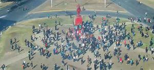 Plaza Italia: manifestantes pintan estatua del general Baquedano de color rojo
