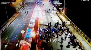 Policía colombiana reprime venezolanos que querían cruzar frontera en Ecuador
