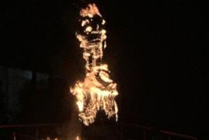 Arde Venezuela: manifestantes salen a las calles en nueva noche de protestas y queman estatua de Hugo Chávez