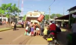 (VIDEO) Las desgarradoras imágenes de indígenas persiguiendo camiones de basura buscando qué comer