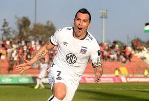 Tanque inmortal: Esteban Paredes igualó a Chamaco Valdés y es el goleador histórico del fútbol chileno