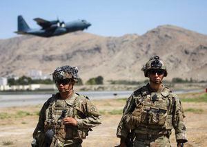Hasta 1.500 estadounidenses esperan evacuación de Afganistán