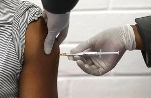 Oxford y AstraZeneca anuncian que su vacuna contra coronavirus tiene una eficacia del 70%