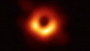Científicos muestran al mundo la primera imagen de un agujero negro