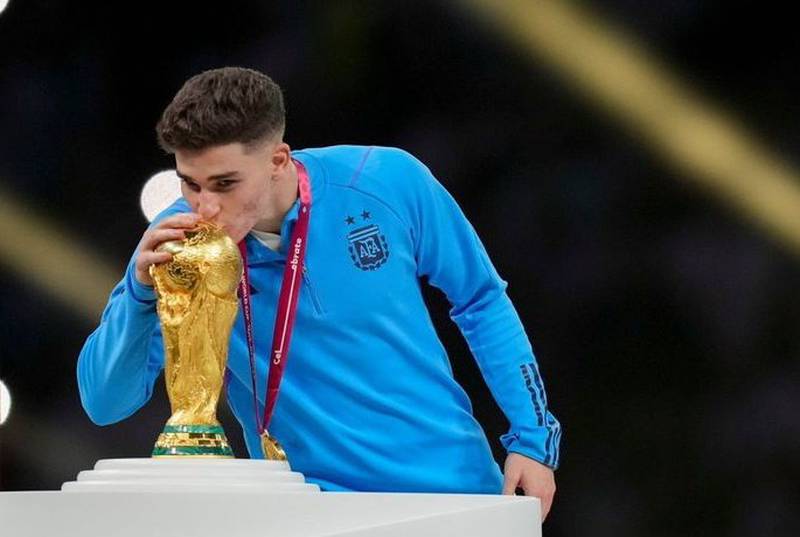 El delantero argentino besando la Copa del Mundo.