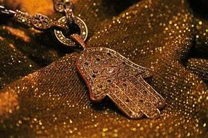 Amuletos contra la envidia que puedes llevar contigo