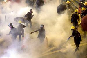 Hong Kong al límite: caos generalizado en el transporte y fuertes enfrentamientos en nueva jornada de protestas