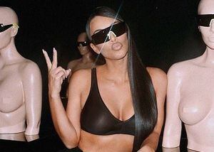 Kim Kardashian muestra su afro rizado retro en tierna foto con su papá