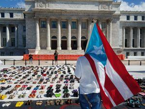 Cientos de zapatos víctimas de huracán María en el Capitolio