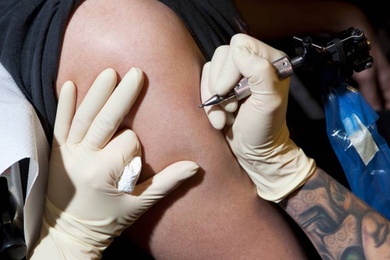 Iglesia insta a hacerse tatuajes gratis para captar adeptos.
