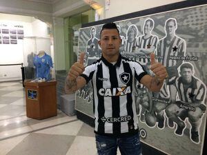 Un problema judicial retrasa debut de Leo Valencia en Botafogo