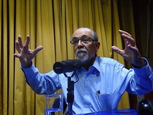 José Maza: "Los niños no deben leer el Quijote, deben leer a Baradit"