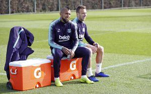 Dilema para Valverde: Arthur vuelve a las convocatorias de Barcelona para pelearle el puesto a Vidal