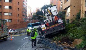Camión chocó contra conjunto residencial en la avenida Circunvalar en Bogotá