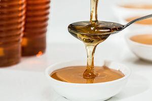 Cabelo seco: máscara de mel e vinagre de maçã pode ser a solução
