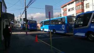 Bus invade carril frente a una unidad educativa en Quito