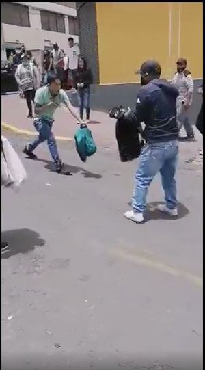 Quito: dos sujetos protagonizaron una pelea con cuchillos en el sector de San Roque