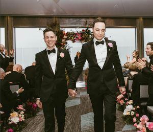 Tras 14 años de relación: Protagonista de "The Big Bang Theory" se casa con su novio