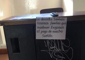 Maestros de Ecuador reclaman la cancelación de sus sueldos