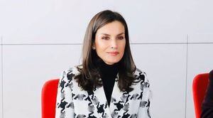 La reina Letizia deslumbró con una costosa maxi falda floral con botas altas