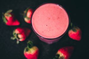Prepara jugo de fresa y linaza para adelgazar y quemar grasa