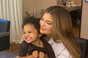 Hija de Kylie Jenner lució como una diva con unos lentes brillantes con su nombre