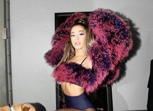 Ariana Grande cubre tatuaje dedicado a su ex, Pete Davidson