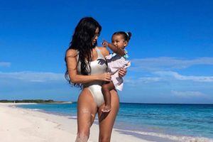Hija de Kim Kardashian enamora con su sonrisa y sorprende con el parecido a su mamá