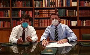 Jair Bolsonaro usando mascarilla anunció que espera resultados de su examen de coronavirus
