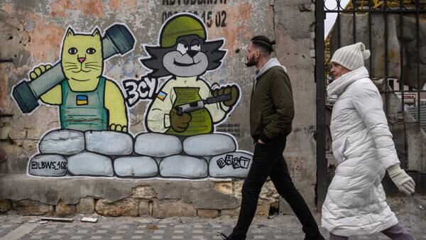 Grafiteros ucranianos retratan la guerra con “gatos patriotas”