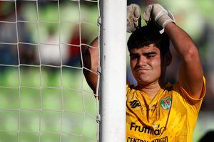 Claudio Bravo sorprende al arquero de Chimbarongo y le entrega una emotiva arenga
