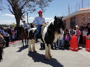 Realizan desfile hípico en San José Pinula