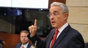 Lo único que faltaba: el ataque de Álvaro Uribe al New York Times