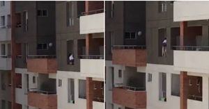 ¡Por poco cae al vacío! La peligrosa maniobra que mujer realiza desde un piso 11 para limpiar su ventana