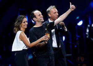 Stefan Kramer y su esposa imitan icónico momento de los Oscars tras presentación en Viña 2020