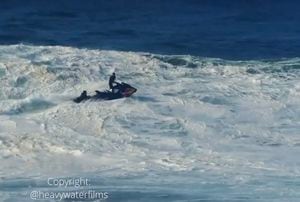 (Video) Un surfista desaparece tras montar una ola de 18 metros de altura