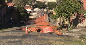 Cratera engole carro em bairro de Belo Horizonte