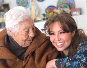 Tachan de 'naco y corriente' el pastel de cumpleaños que Thalía le dio a su abuela