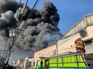 Cuatro bomberos resultan heridos en grave incendio en bodegas en Mixco
