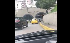 Se viraliza video de robo en la entrada del túnel de San Roque, en Quito