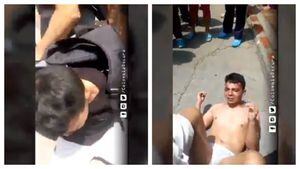 (VIDEO) Desnudo y golpeado, así dejaron los vecinos a ladrón en Bogotá