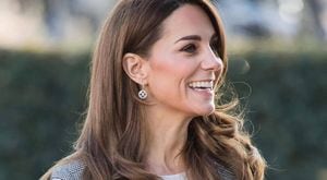 El blazer gris de Kate Middleton con el que puedes transformar un look casual