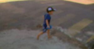 Criança de 2 anos sai da creche e anda 1 km até sua casa