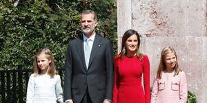La reina Letizia de España impacta al mostrar sus tonificadas piernas en un hermoso vestido azul